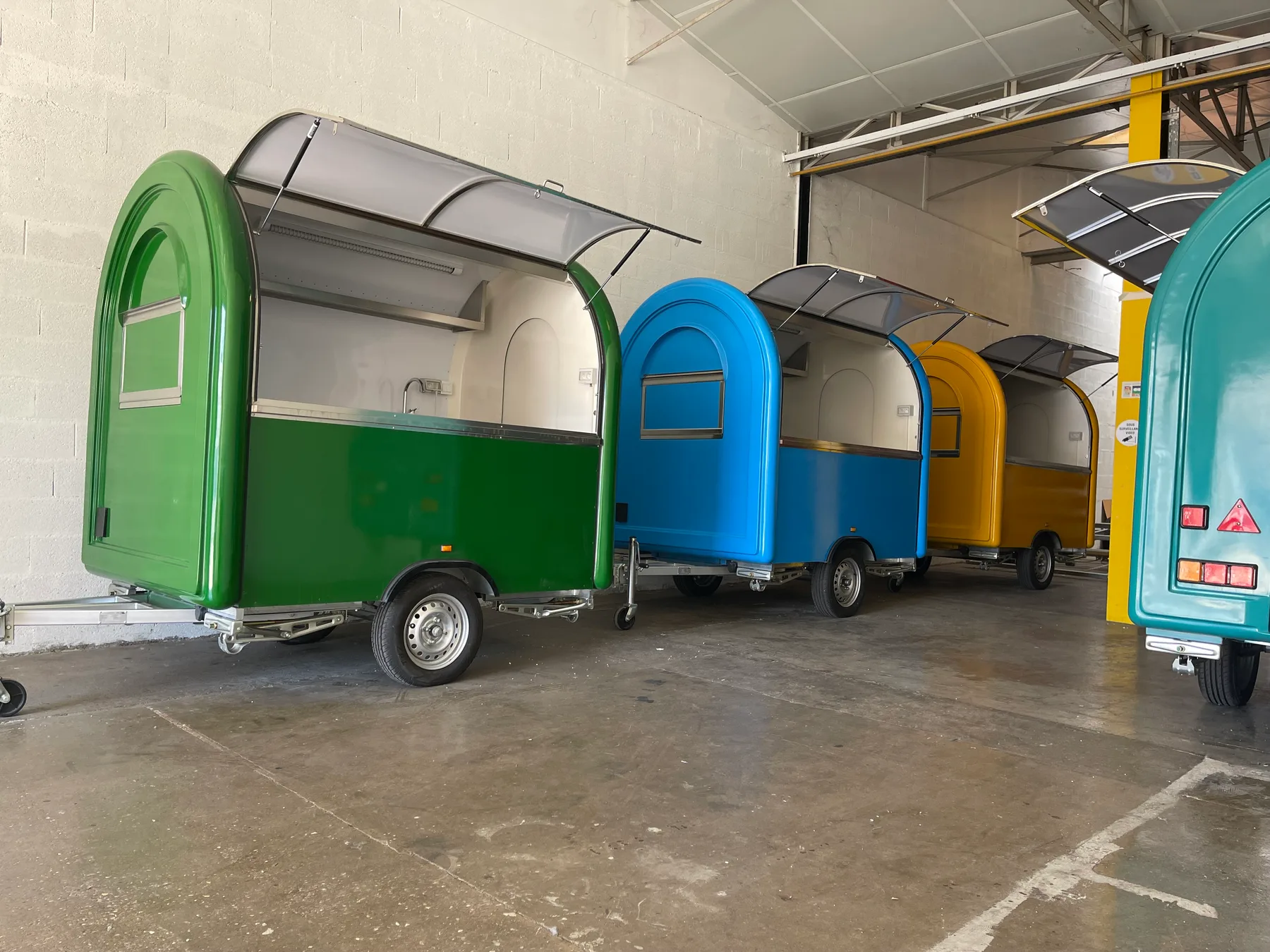 L'atelier JAN FACTORY à Vernon : cinq remorques food truck alignées, prêtes à partir