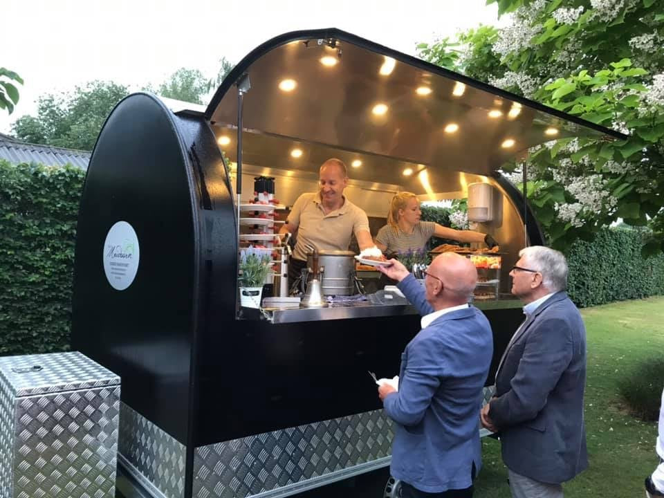 Une remorque JAN FACTORY en service, deux clients servis au comptoir