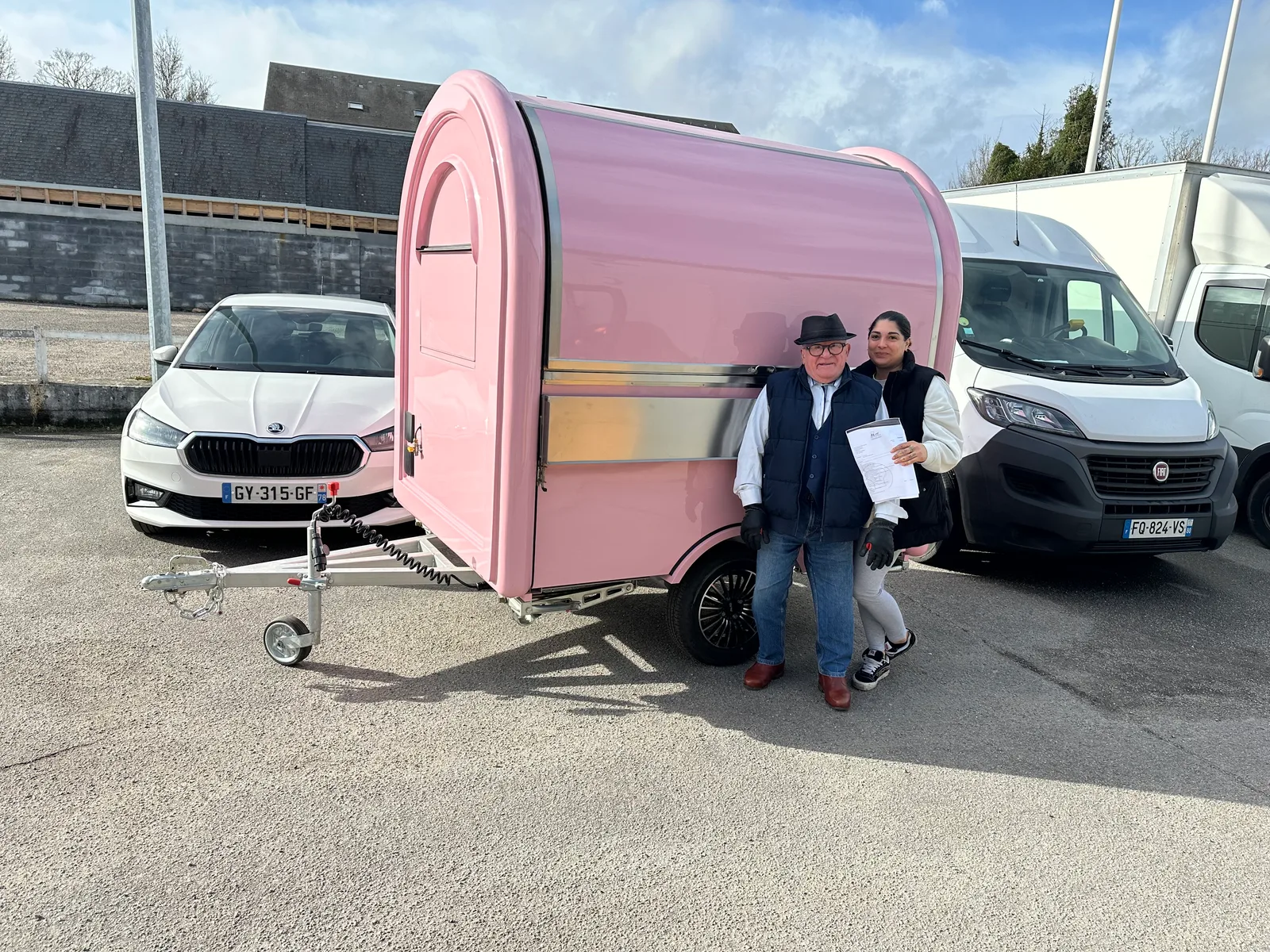 Remise des clés d'une remorque food truck rose à sa propriétaire, devant l'atelier de Vernon