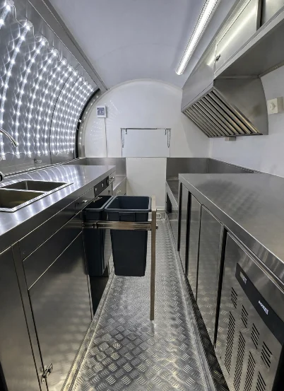 Intérieur : hotte d'extraction, meubles inox fermés, tiroirs à déchets et sol aluminium