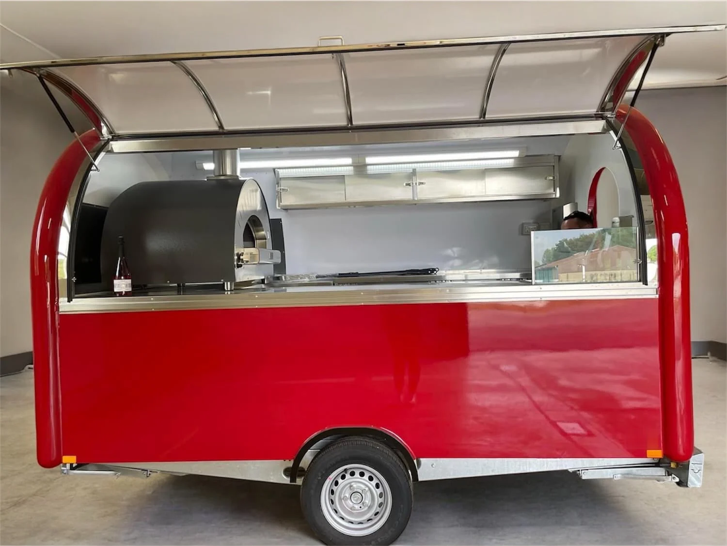 XL-340 rouge équipée en pizzeria, auvent ouvert, dans l'atelier