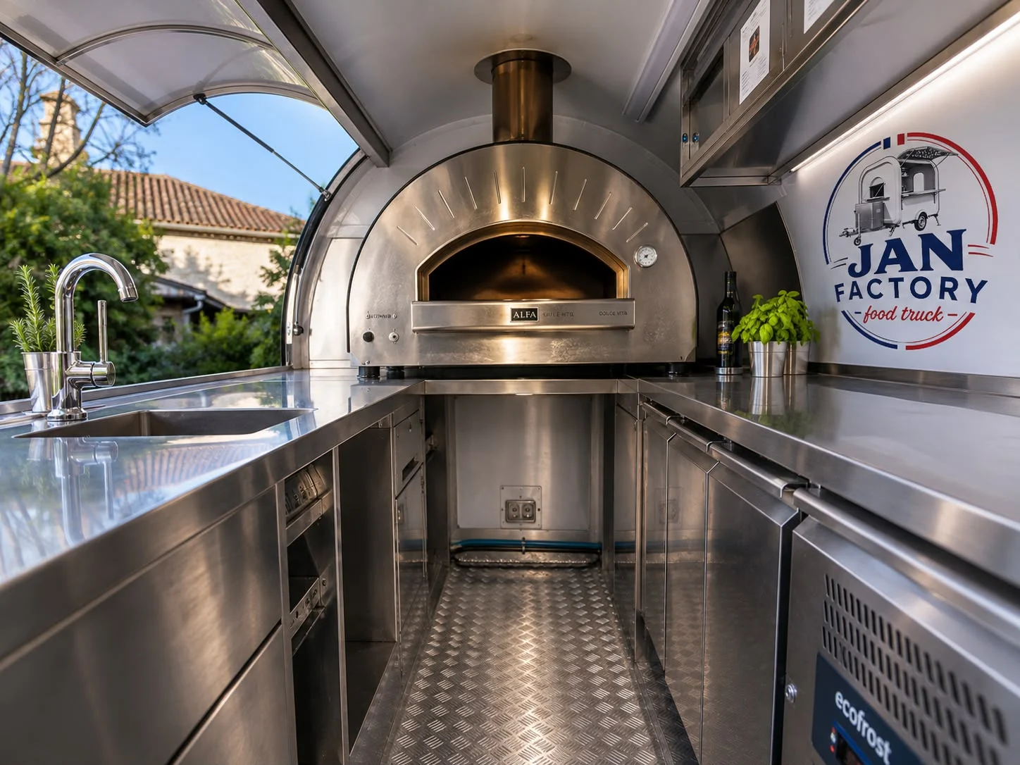 Intérieur de la XL-340 pizzeria : four à pizza inox, évier et plans de travail